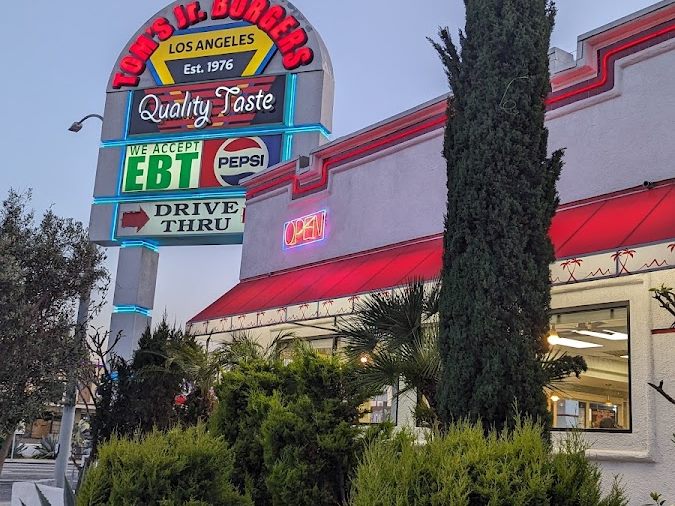 Tom's Junior Burger exterior
